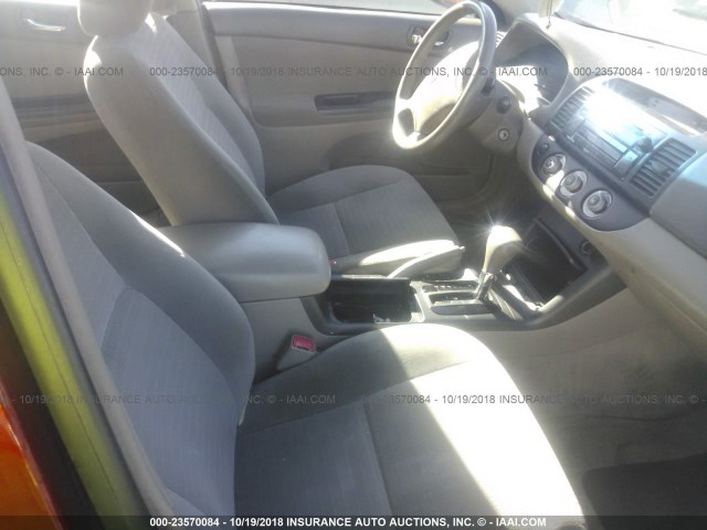 4T1BE30K55U082901 - 2005 TOYOTA CAMRY LE/XLE/SE RED photo 5