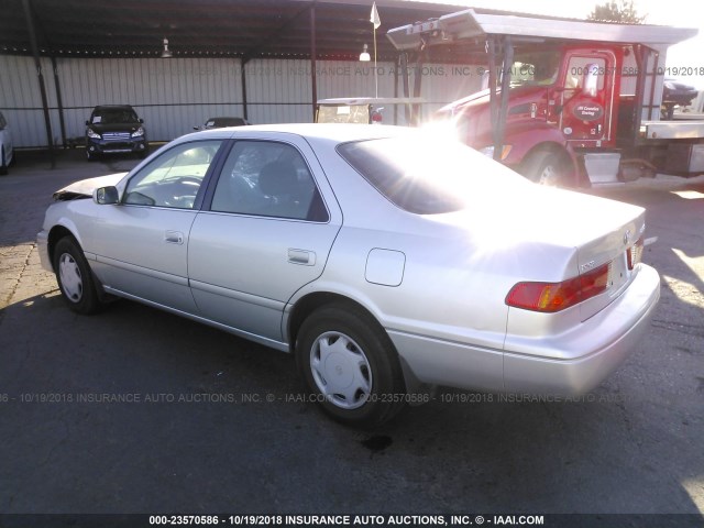 4T1BG22K6YU688889 - 2000 TOYOTA CAMRY CE/LE/XLE SILVER photo 3
