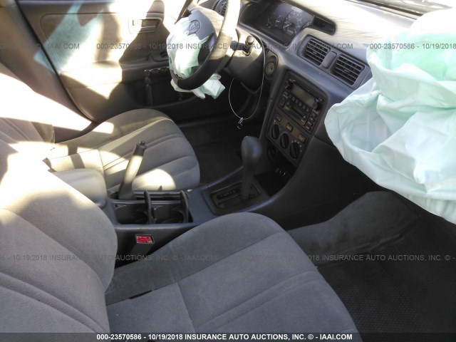 4T1BG22K6YU688889 - 2000 TOYOTA CAMRY CE/LE/XLE SILVER photo 5