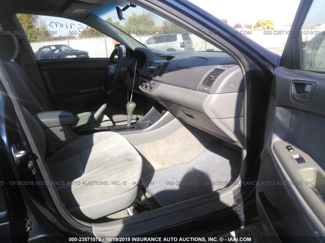 4T1BE32K84U324138 - 2004 TOYOTA CAMRY LE/XLE/SE BLUE photo 5