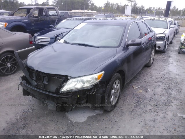 4T1BK3EK9BU621355 - 2011 TOYOTA CAMRY SE/LE/XLE ნაცრისფერი ფოტო 2