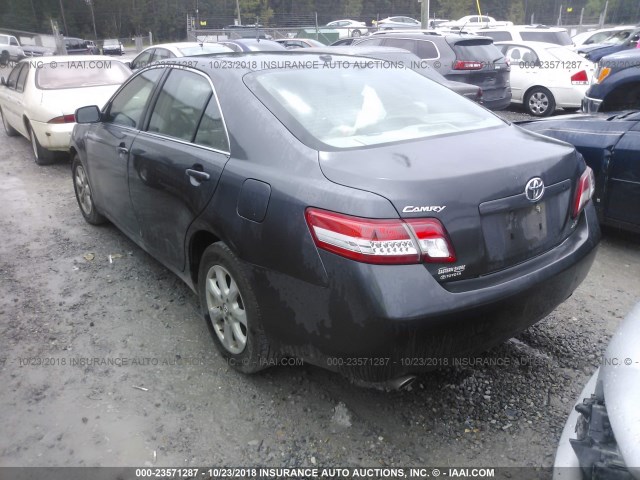 4T1BK3EK9BU621355 - 2011 TOYOTA CAMRY SE/LE/XLE ნაცრისფერი ფოტო 3