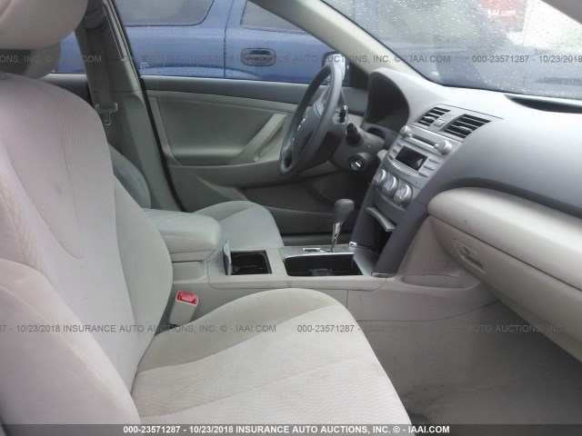 4T1BK3EK9BU621355 - 2011 TOYOTA CAMRY SE/LE/XLE ნაცრისფერი ფოტო 5