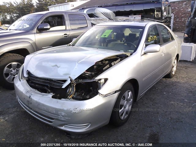 4T1BE32K92U632061 - 2002 TOYOTA CAMRY LE/XLE/SE SILVER photo 2
