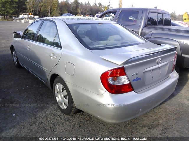 4T1BE32K92U632061 - 2002 TOYOTA CAMRY LE/XLE/SE SILVER photo 3