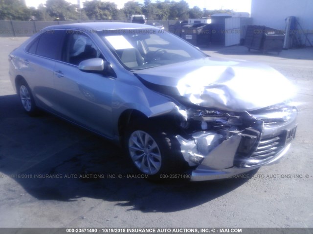 4T4BF1FK2FR452041 - 2015 TOYOTA CAMRY LE/XLE/SE/XSE 灰色 照片 1