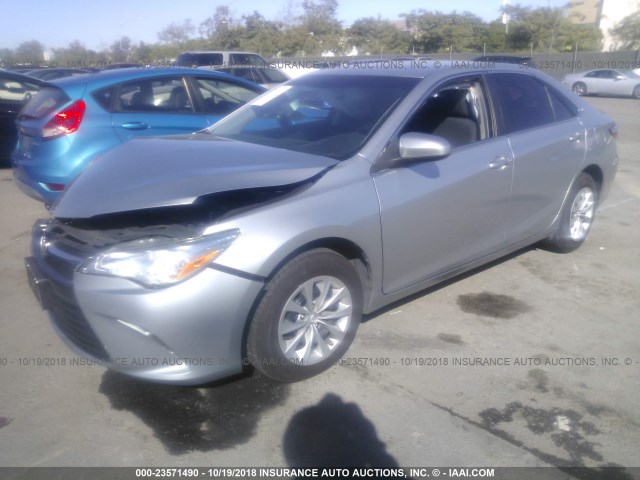 4T4BF1FK2FR452041 - 2015 TOYOTA CAMRY LE/XLE/SE/XSE GRAY photo 2