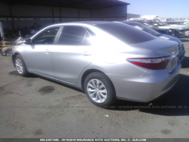 4T4BF1FK2FR452041 - 2015 TOYOTA CAMRY LE/XLE/SE/XSE 灰色 照片 3