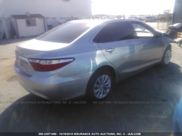 4T4BF1FK2FR452041 - 2015 TOYOTA CAMRY LE/XLE/SE/XSE GRAY photo 4