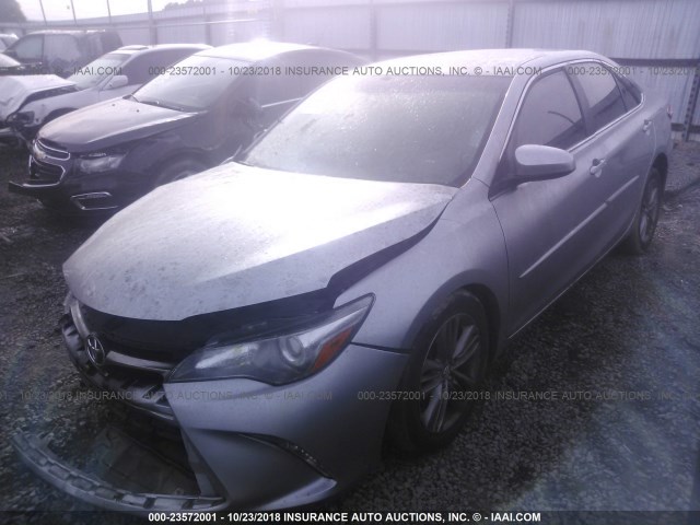4T1BF1FK4FU941146 - 2015 TOYOTA CAMRY LE/XLE/SE/XSE SILVER photo 2