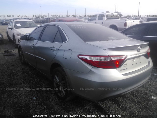 4T1BF1FK4FU941146 - 2015 TOYOTA CAMRY LE/XLE/SE/XSE SILVER photo 3