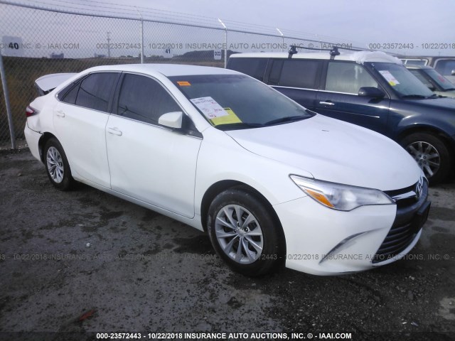 4T4BF1FK2FR513033 - 2015 TOYOTA CAMRY LE/XLE/SE/XSE 白色 照片 1