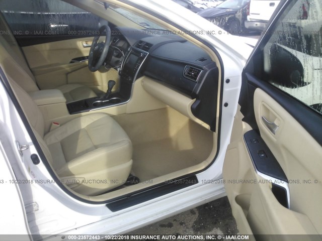 4T4BF1FK2FR513033 - 2015 TOYOTA CAMRY LE/XLE/SE/XSE 白色 照片 5