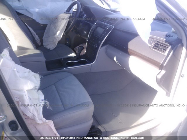 4T4BF1FK8FR447510 - 2015 TOYOTA CAMRY LE/XLE/SE/XSE 银色 照片 5