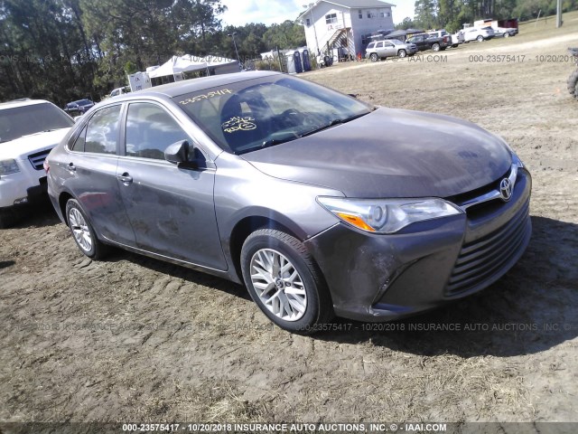 4T1BF1FK5HU335213 - 2017 TOYOTA CAMRY LE/XLE/SE/XSE GRAY photo 1