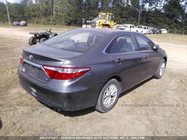4T1BF1FK5HU335213 - 2017 TOYOTA CAMRY LE/XLE/SE/XSE 灰色 照片 4