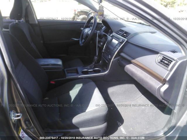 4T1BF1FK5HU335213 - 2017 TOYOTA CAMRY LE/XLE/SE/XSE 灰色 照片 5