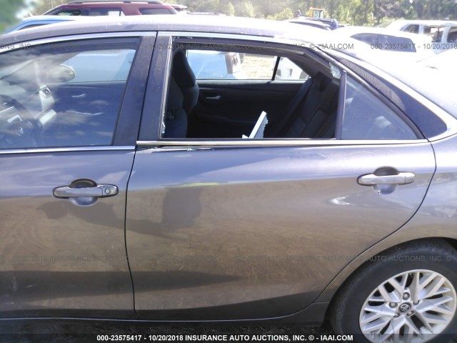 4T1BF1FK5HU335213 - 2017 TOYOTA CAMRY LE/XLE/SE/XSE 灰色 照片 6