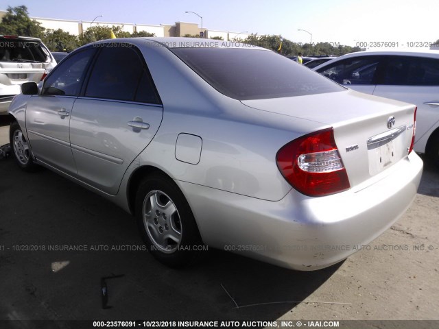 4T1BF30KX2U516979 - 2002 TOYOTA CAMRY LE/XLE/SE Gümüş foto 3