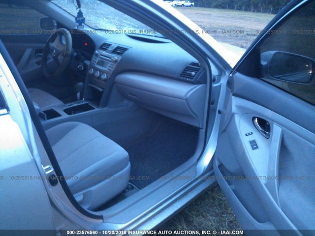 4T1BF3EK6BU689682 - 2011 TOYOTA CAMRY SE/LE/XLE ვერცხლისფერი ფოტო 5