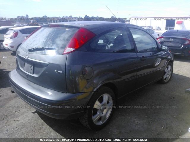 3FAFP31N35R155463 - 2005 FORD FOCUS ZX3 GRAY photo 4