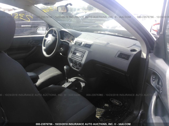 3FAFP31N35R155463 - 2005 FORD FOCUS ZX3 GRAY photo 5