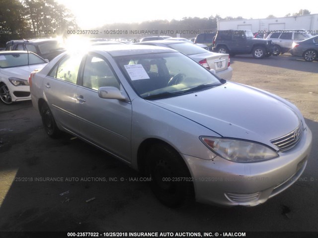 4T1BE32K55U085889 - 2005 TOYOTA CAMRY LE/XLE/SE 银色 照片 1