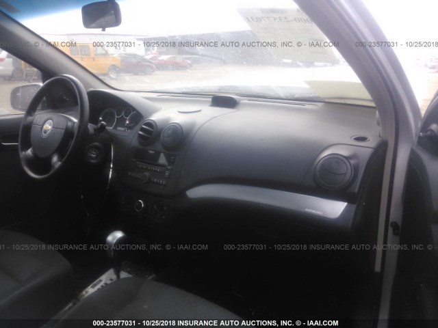 KL1TD5DE5AB048711 - 2010 CHEVROLET AVEO LS/LT Արծաթագույն լուսանկար 5
