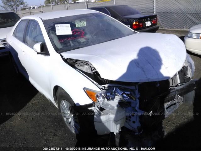 4T1BF1FK6EU335085 - 2014 TOYOTA CAMRY L/SE/LE/XLE თეთრი ფოტო 1