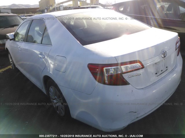 4T1BF1FK6EU335085 - 2014 TOYOTA CAMRY L/SE/LE/XLE თეთრი ფოტო 3