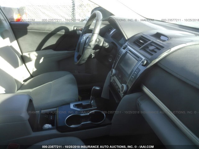 4T1BF1FK6EU335085 - 2014 TOYOTA CAMRY L/SE/LE/XLE თეთრი ფოტო 5