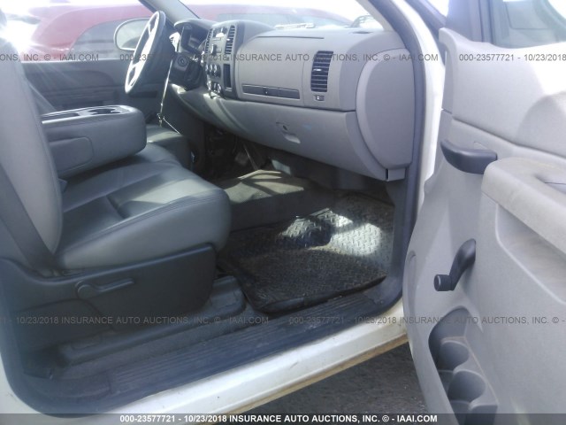 1GC0CVCG9CF200065 - 2012 CHEVROLET SILVERADO C2500 HEAVY DUTY WHITE photo 5