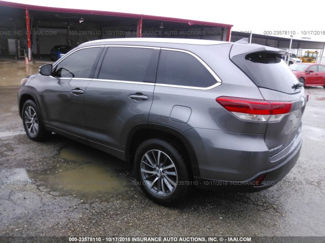 5TDKZRFH5HS525192 - 2017 TOYOTA HIGHLANDER SE/XLE GRAY photo 3