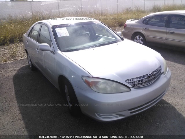 4T1BF32K32U510504 - 2002 TOYOTA CAMRY LE/XLE/SE SILVER photo 1