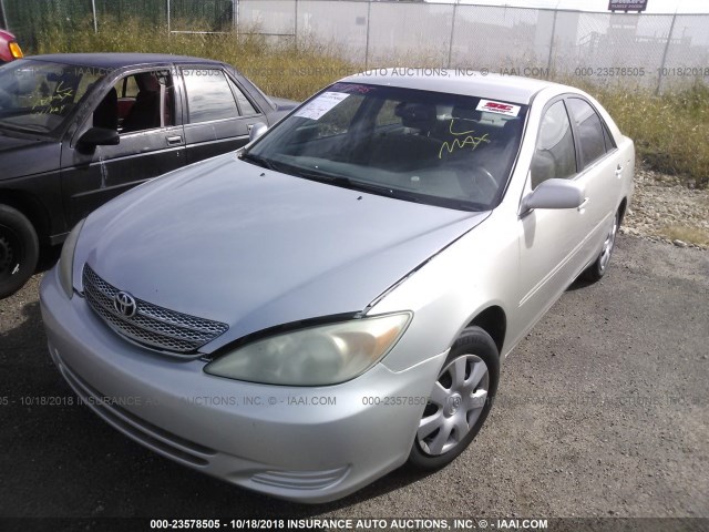 4T1BF32K32U510504 - 2002 TOYOTA CAMRY LE/XLE/SE SILVER photo 2