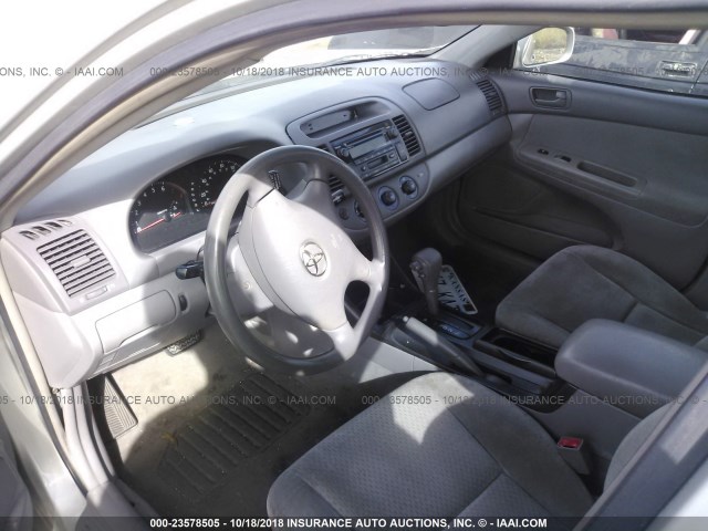 4T1BF32K32U510504 - 2002 TOYOTA CAMRY LE/XLE/SE SILVER photo 5