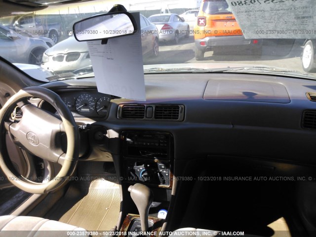4T1BG22K2WU278197 - 1998 TOYOTA CAMRY CE/LE/XLE 金色 照片 5