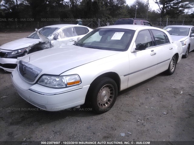 1LNHM82W63Y649469 - 2003 LINCOLN TOWN CAR SIGNATURE WHITE photo 2