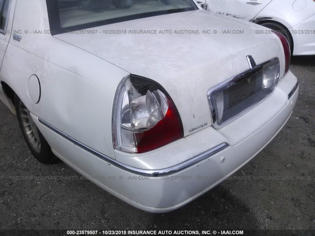 1LNHM82W63Y649469 - 2003 LINCOLN TOWN CAR SIGNATURE WHITE photo 6