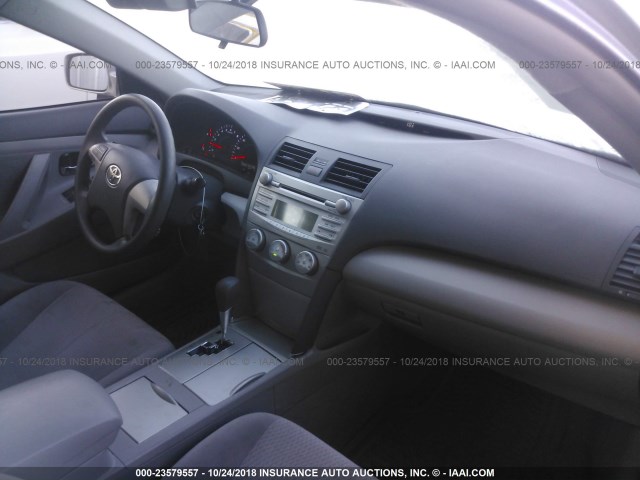 4T4BF3EK9AR073706 - 2010 TOYOTA CAMRY SE/LE/XLE SILVER photo 5