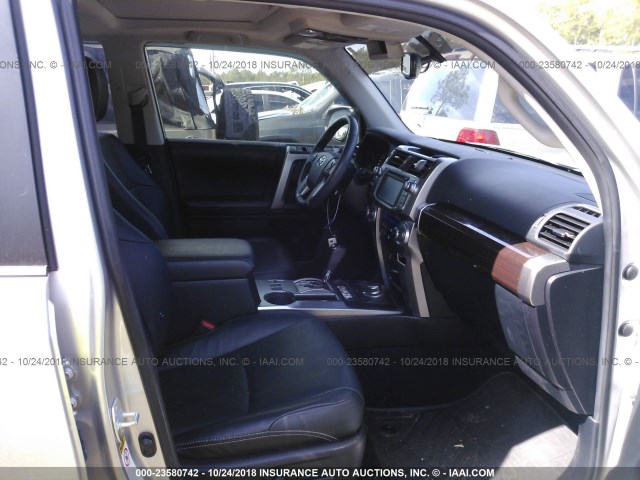 JTEBU5JR2G5293075 - 2016 TOYOTA 4RUNNER SR5 PREM/LTDL/TRAIL/TRD Srebrny zdjęcie 5