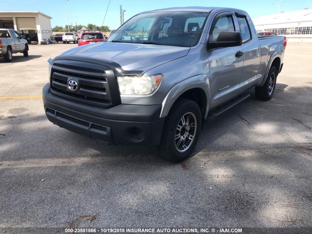 5TFRU5F18AX023253 - 2010 TOYOTA TUNDRA DOUBLE CAB SR5 SILVER photo 2