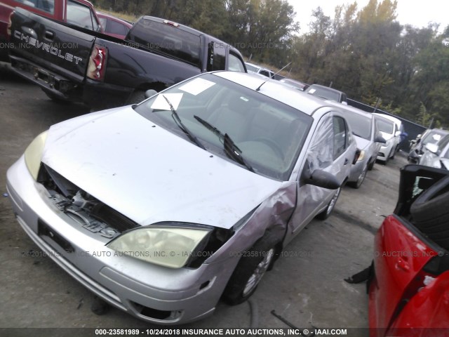 1FAFP34N95W131998 - 2005 FORD FOCUS ZX4 SILVER photo 2