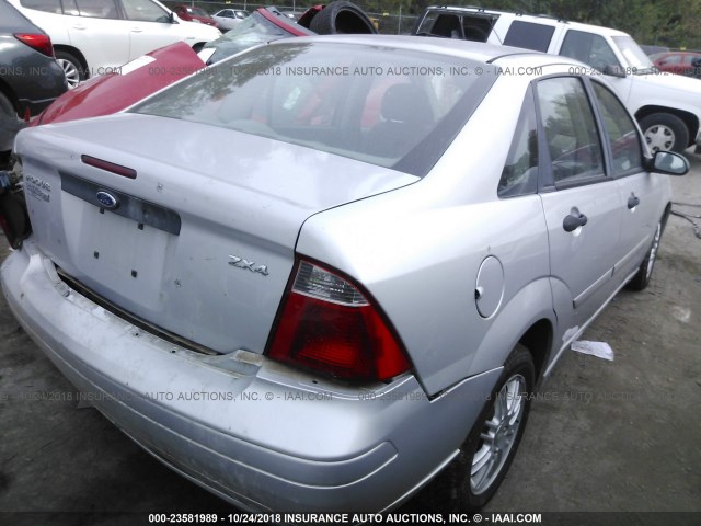 1FAFP34N95W131998 - 2005 FORD FOCUS ZX4 SILVER photo 4