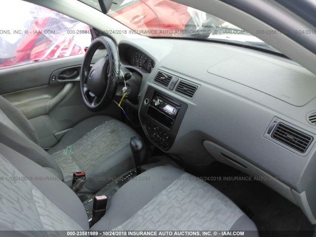 1FAFP34N95W131998 - 2005 FORD FOCUS ZX4 SILVER photo 5