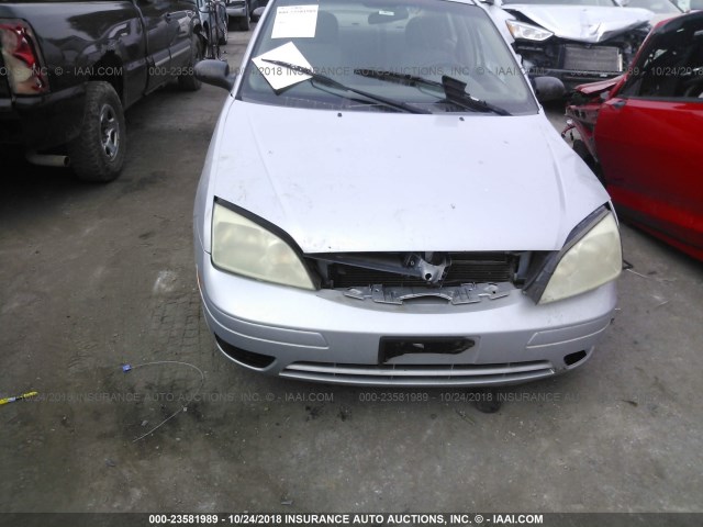 1FAFP34N95W131998 - 2005 FORD FOCUS ZX4 SILVER photo 6