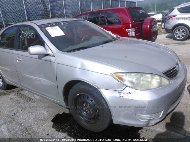 4T1BE30K06U645810 - 2006 TOYOTA CAMRY LE/XLE/SE SILVER photo 1