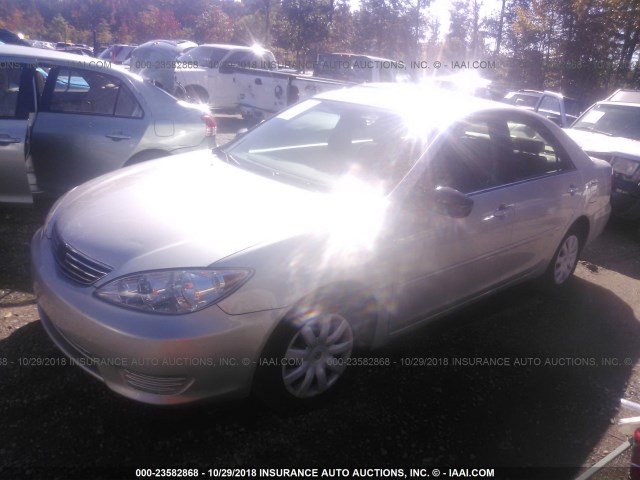 4T1BE32K85U638549 - 2005 TOYOTA CAMRY LE/XLE/SE SILVER photo 2