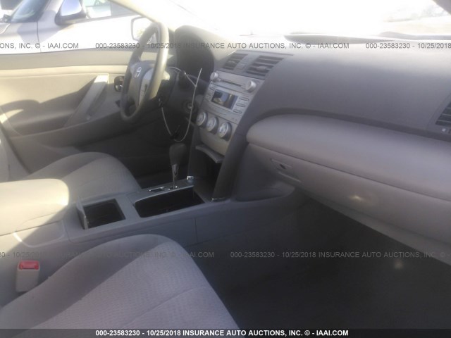 4T4BF3EK6BR164790 - 2011 TOYOTA CAMRY SE/LE/XLE ვერცხლისფერი ფოტო 5