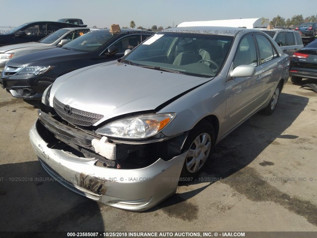 4T1BE32KX4U322326 - 2004 TOYOTA CAMRY LE/XLE/SE SILVER photo 2